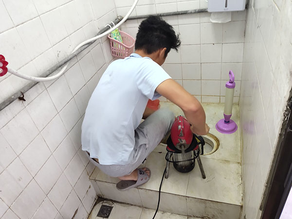南吕镇管道堵塞冒臭气 专业师傅现场解决问题