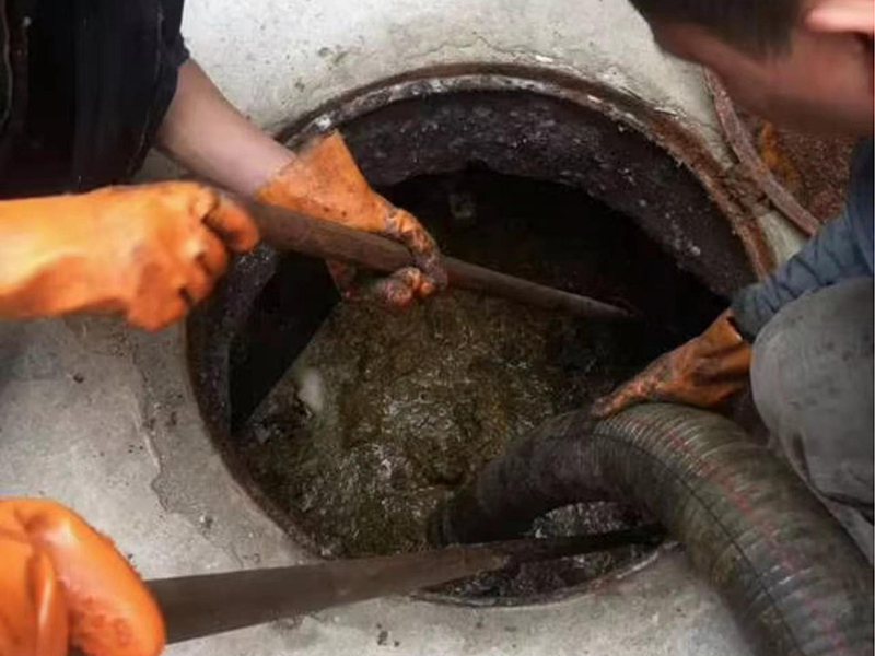 南吕镇清理化粪池时如何避免沼气的危害？